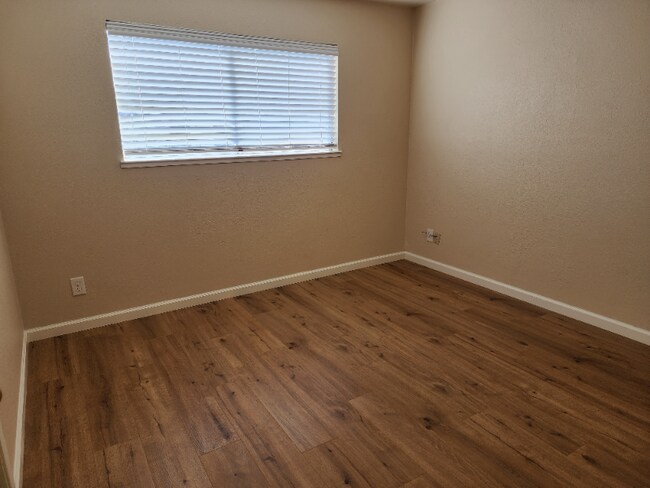 Building Photo - 725 Pope Dr