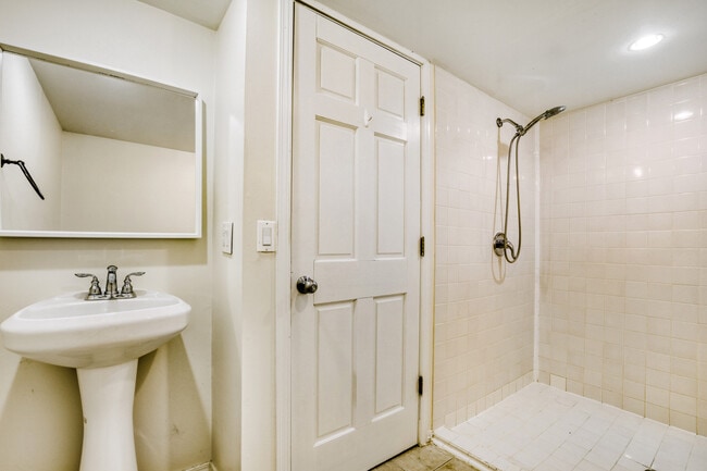 Building Photo - 626 N Hough St