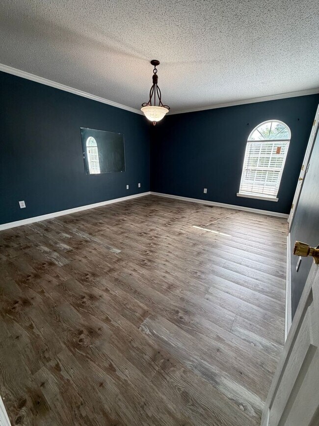 Building Photo - 1701 W Oak Dr
