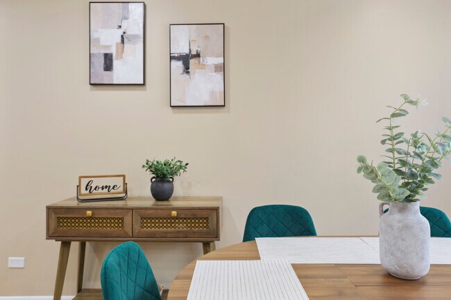 Building Photo - 1356 Larchmont Dr