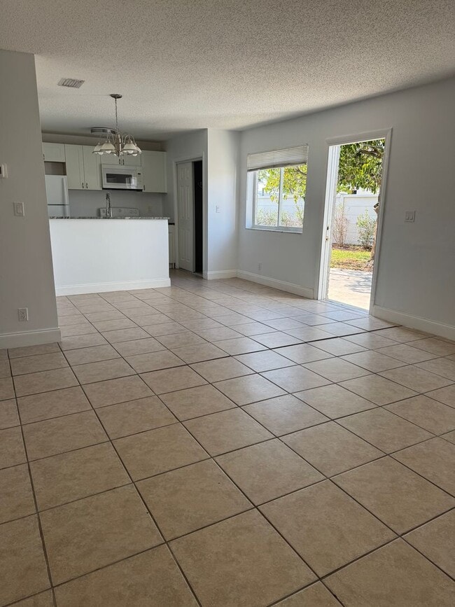 Building Photo - Garage Parking ** 2 Bedroom 1 Bath ** Offe...