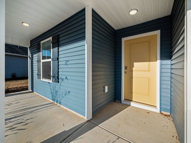 Building Photo - 4 bedroom Home in WATERSIDE!
