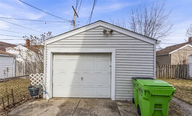 Building Photo - 10725 Vernon Ave