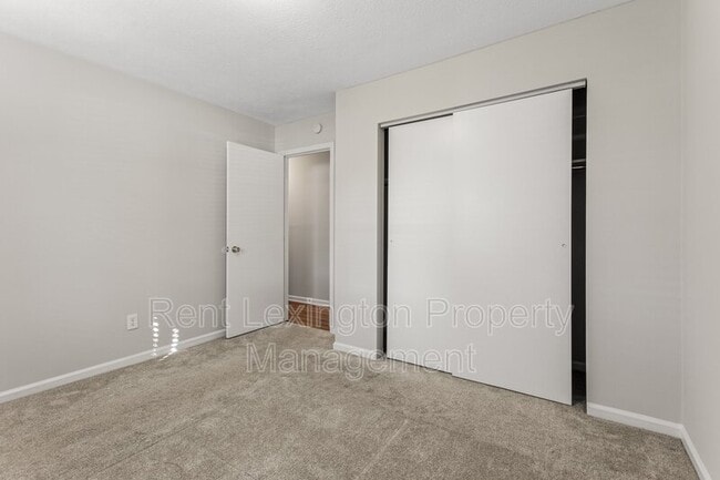 Building Photo - 123 Kingsway Dr