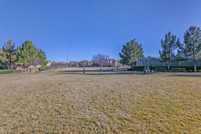 Building Photo - Luxury Living in Henderson's Tuscany: Spacious 4 Bedroom Home with Expansive Yard & More!
