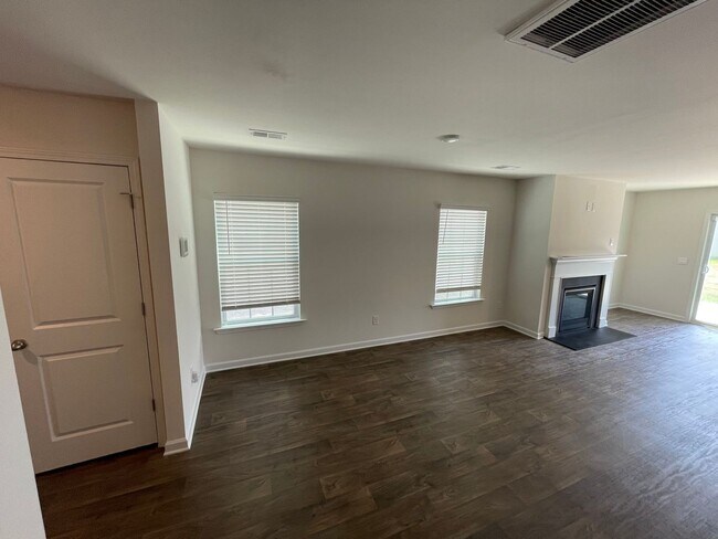 Building Photo - Complimentary Rent for a July ONLY Move in...