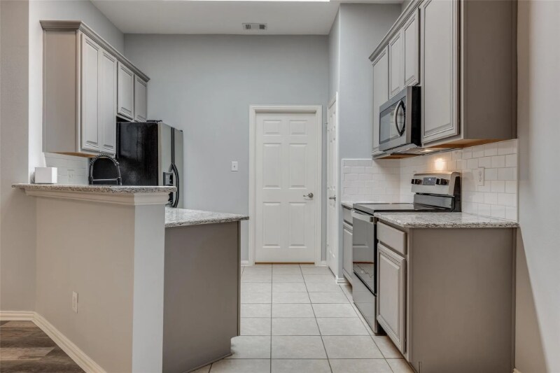 Building Photo - 1610 Poinsettia Blvd