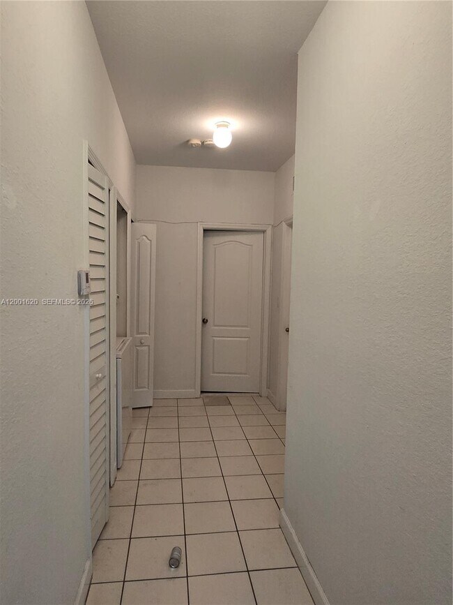 Building Photo - 2731 SE 17th Ave