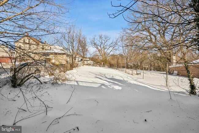 Building Photo - 210 2nd Ave