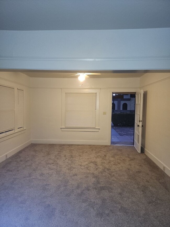 Building Photo - Charming 2 Bedroom 1 bathroom Downtown Modesto Home