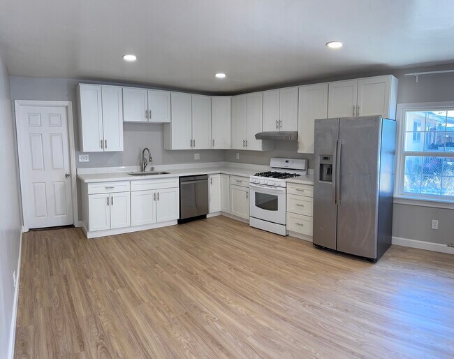 Building Photo - 6339 10th Ave