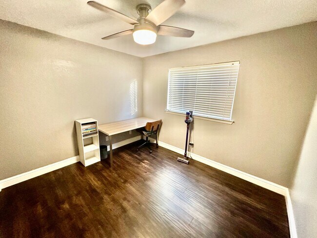 Building Photo - Updated North Fresno 3/2