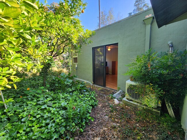 Building Photo - 3700 Vantage Ave