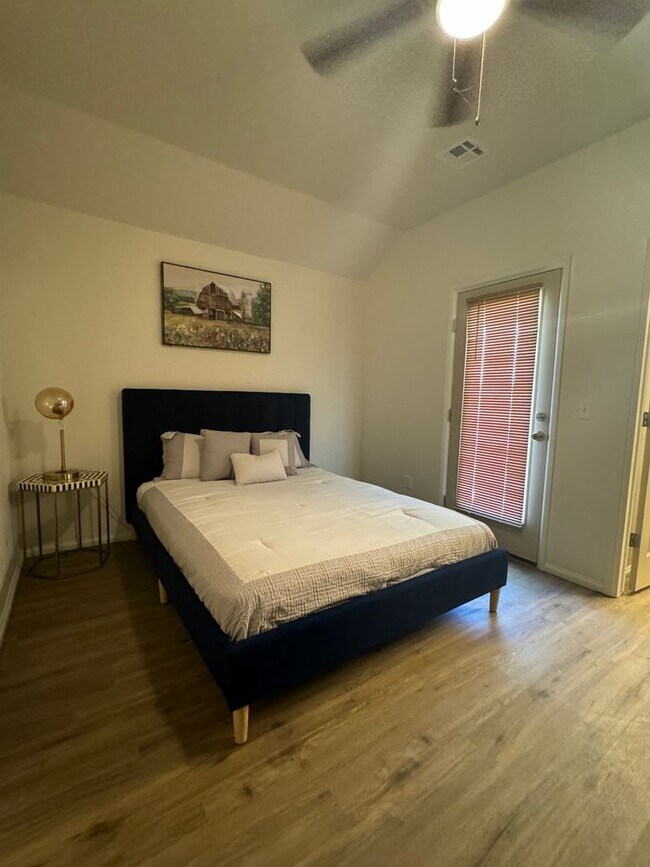 Building Photo - 1323 SW Oklahoma Ave