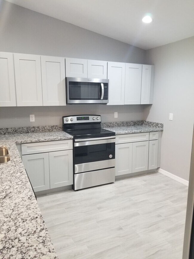 Building Photo - Spacious 3-Bedroom Home with Private Lanai & Prime Location!