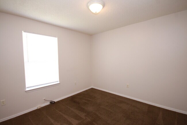 Building Photo - 3 Bedroom Home with Fenced Yard Near Downt...