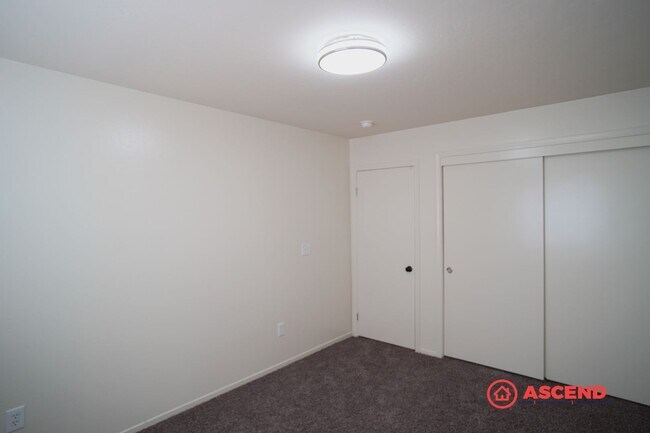 Building Photo - Stunning 2 Story Home!