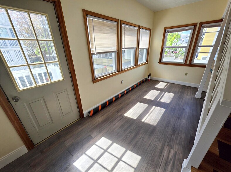 Building Photo - 167 Elm St
