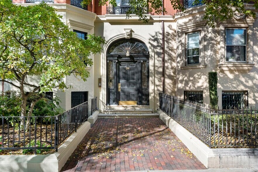 Building Photo - 243 Beacon St