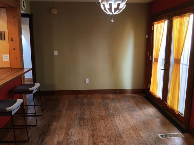 Building Photo - 3 Bedroom, 2 Bathroom Home! Schedule a Showing Today!