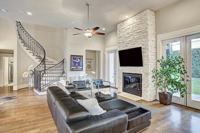Building Photo - 5655 Locke Ln