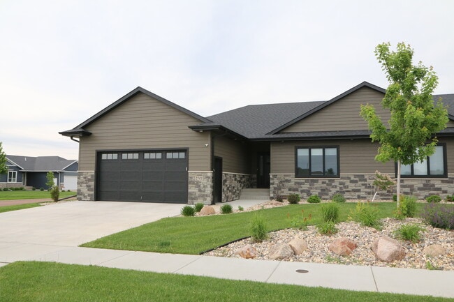 Building Photo - 2701 W Oak Hill Dr