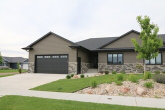 Building Photo - 2701 W Oak Hill Dr