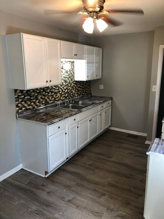 Building Photo - Single Family House with private backyard ...