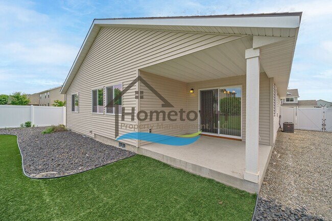 Building Photo - 3 Bedroom 2 Bathroom Home with Attached 2 ...