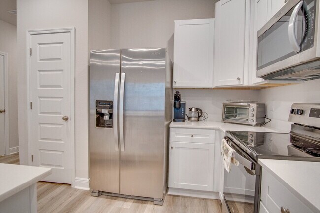 Building Photo - Gulf Breeze 3BR/2.5BA New Construction Townhome - Special: ½ Off Deposit for Active-Duty Military!