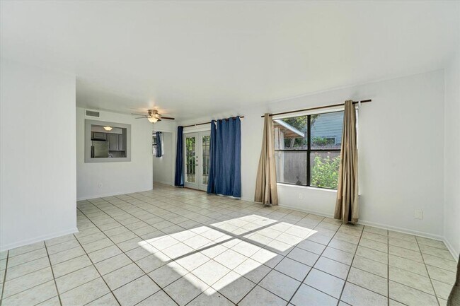 Building Photo - 1129 W San Antonio St