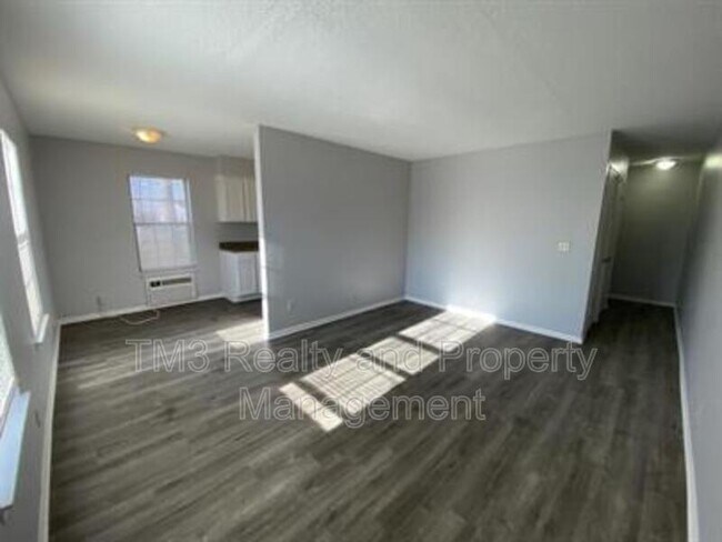 Building Photo - 1606 E Kansas City Rd