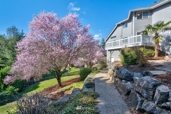 Building Photo - 3 Bedroom 2.5 Bath Hilltop Home w/Beautifu...