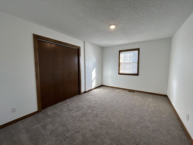 Building Photo - 902 S 17th St