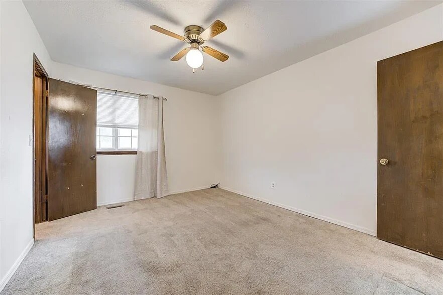 Building Photo - 216 Klondike Dr