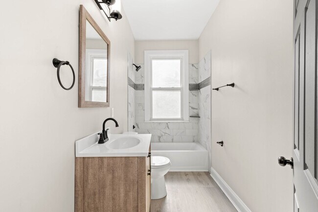 Building Photo - Stunning 2 bedroom home in North Side available Feb 1!