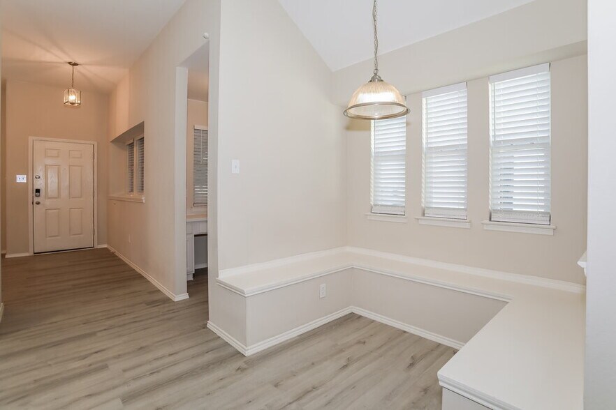 Building Photo - 240 Creekview Dr