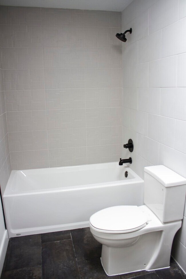 Building Photo - Gorgeous 2 bedroom, 2 bathroom second floo...