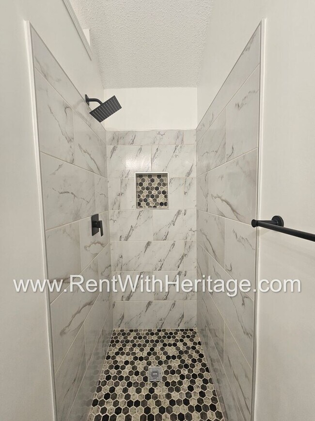 Building Photo - Gorgeous 3bd/ 2.5 bath Home in Popular Nat...