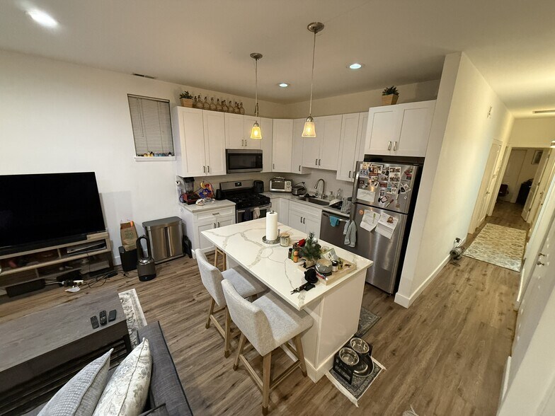 Kitchen - 1845 N Marshfield Ave