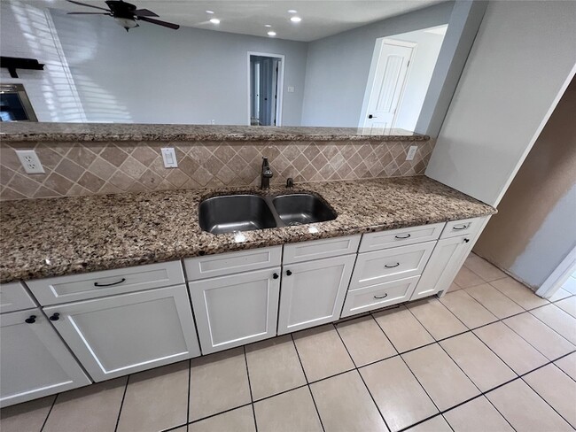 Building Photo - 818 Fairlawn Dr