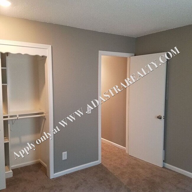 Building Photo - Gorgeous 3 Bedroom Duplex in Olathe-Availa...