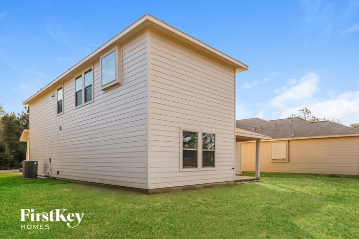 Building Photo - 14725 Country Club Dr