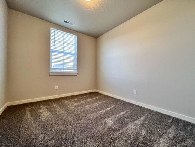 Building Photo - Beautiful Home in Meridian! Solar Power and Landscaping included.