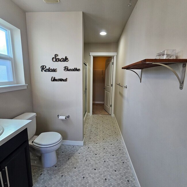 Building Photo - 2444 Seringa Ave