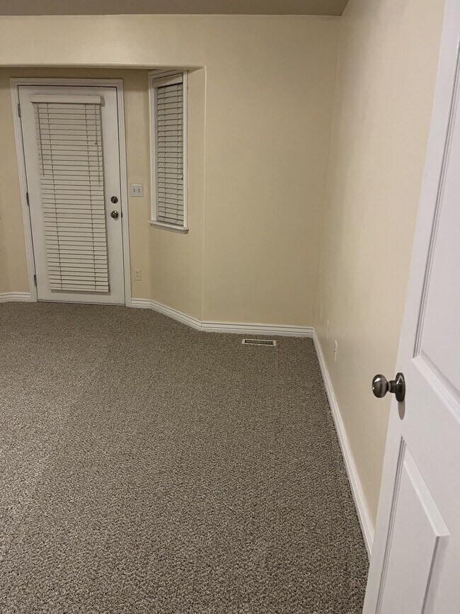 Building Photo - 1517 Falcon Ln