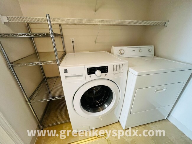 Building Photo - 3 Bedroom, 2.5 Bathroom Townhouse in N Por...