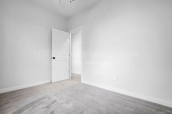 Building Photo - 1114 Summit St