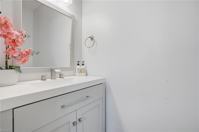 Building Photo - 1859 Parkview Ave