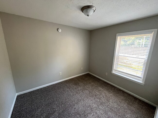 Building Photo - Spacious 4BR/2BA Memphis Home | 1,913 Sq Ft, Hardwood Floors, Brick Fireplace & Fenced Yard
